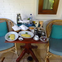 朝はヴィラ前のテーブルで。