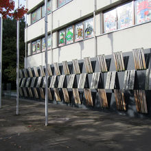 西館側には、長岡の歴史を記した板、その奥には…