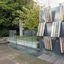 中央は宝田石油の記念オブジェ、左手には長岡城二の丸跡の碑