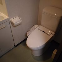 バスルームと反対側にトイレ（温水洗浄便座）