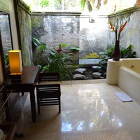 半野外のバスルーム