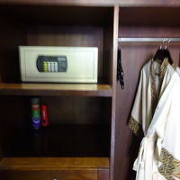 金庫とナイトウェア