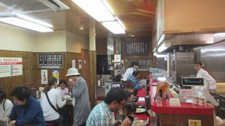 駅から離れたお店だけど行列できてます