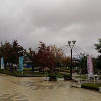 その駅の左手には、、、駐車場