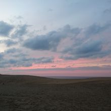 日が沈むと空がピンクに