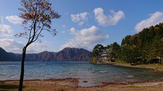 風が通り抜ける湖