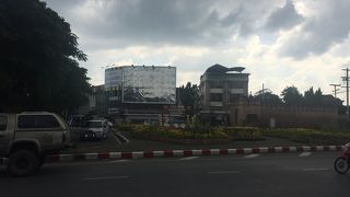 近くにドイスティーブ行きのソンテウ乗り場があります