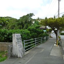 県道８３号線に案内板が有りこの真下です