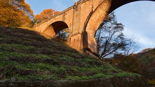 日が当たり始めると鮮やかなオレンジに