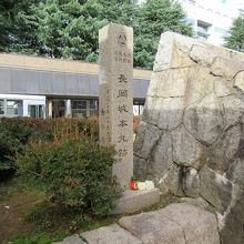 小ぶりで、まだ新しい碑です