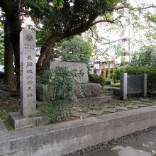 左手の碑は大手口にあった碑と一対のデザインです