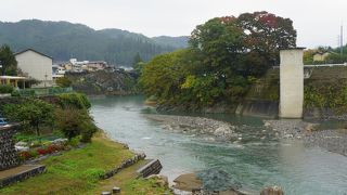 河原の水際まで降りて行けます