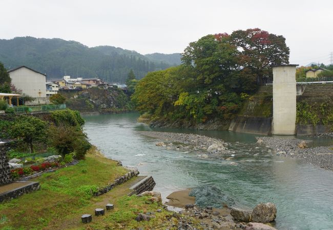 河原の水際まで降りて行けます