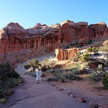 巨大な岩峰を通過すると前方にアーチが見えてくる