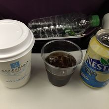 カップ麺と水のセットは少し安くなる。