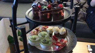 33階ラウンジでブラックアフタヌーンティ