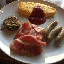 プレーンオムレツ、ハーブソーセージ、ベーコン