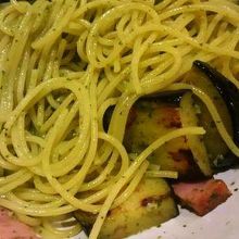 厚切りベーコンとなすのバジルソース　900円