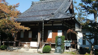 瓦屋根が鮮やか