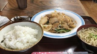 地元の方も利用する食堂
