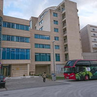 近代的な外観、駐車場も広い。