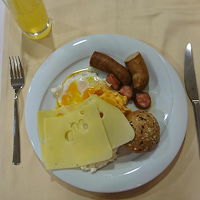 朝食はバイキング。穴の開いたチーズがおいしかった。