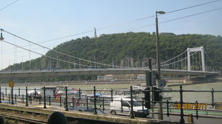 王宮の丘の南に広がる丘です。