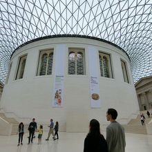 エントランス抜けてすぐの有名な白いところ