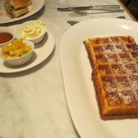 朝食会場にてワッフルを注文