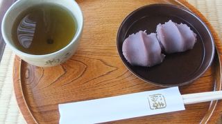 外宮参拝後に、赤福を食べる