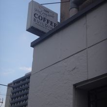 わかりにくい場所なのに看板まで小さすぎて見つけづらい