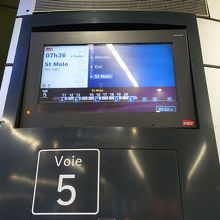 各ホームにモニターが設置されている。