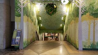 参加型の店舗が多くて人がごった返している