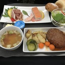 ビジネスクラスでハンバーグ？