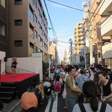 大勢の人たちでにぎわう保土ヶ谷宿場まつり