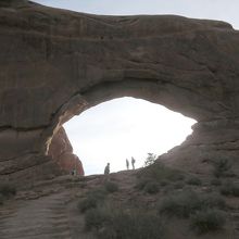 逆光のノースウィンドー。　人が小さく見える