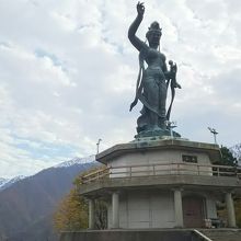 横から見ると、かなり前のめりの像です。