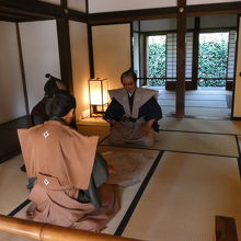 御殿内の一室で