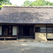 農家と変わらない建物