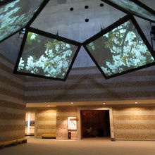 このスクリーンの足元に、それぞれの展示室への入口があります