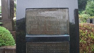 墓とその傍らにあるのは曲碑