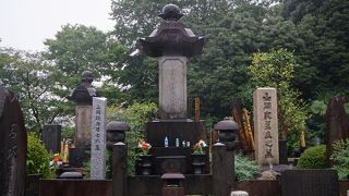 墓は唐破風をいただいた堅い印象のデザイン