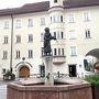 ラッテンベルク地方裁判所前広場にある噴水と少女像