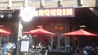 酸味のあるブレッドの中にクラムチャウダーが入っている