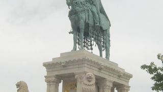 王宮の丘の中にあります。