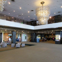 無駄のように思える広いロビー、オークラのゆとりです