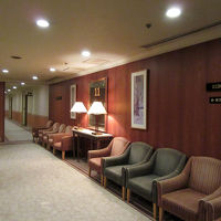 客室階のエレベーターホールにもソファーが10脚