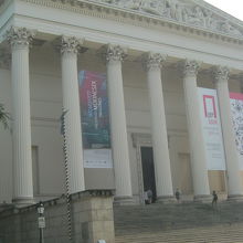 庭にも興味あるものが展示されています。