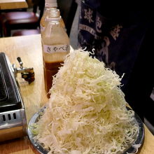 お通しは山盛りキャベツ！
