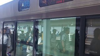 2017年９月２日の米原10時50分発新快速姫路行き～18きっぷ期間の為か米原で２人掛けシートは埋まり、京都からの着席はほぼ困難な状態でした～